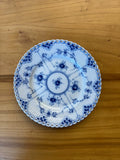 Assiette creuse ronde 22 cm en porcelaine blanche et bleue à décor floral bord ajouré