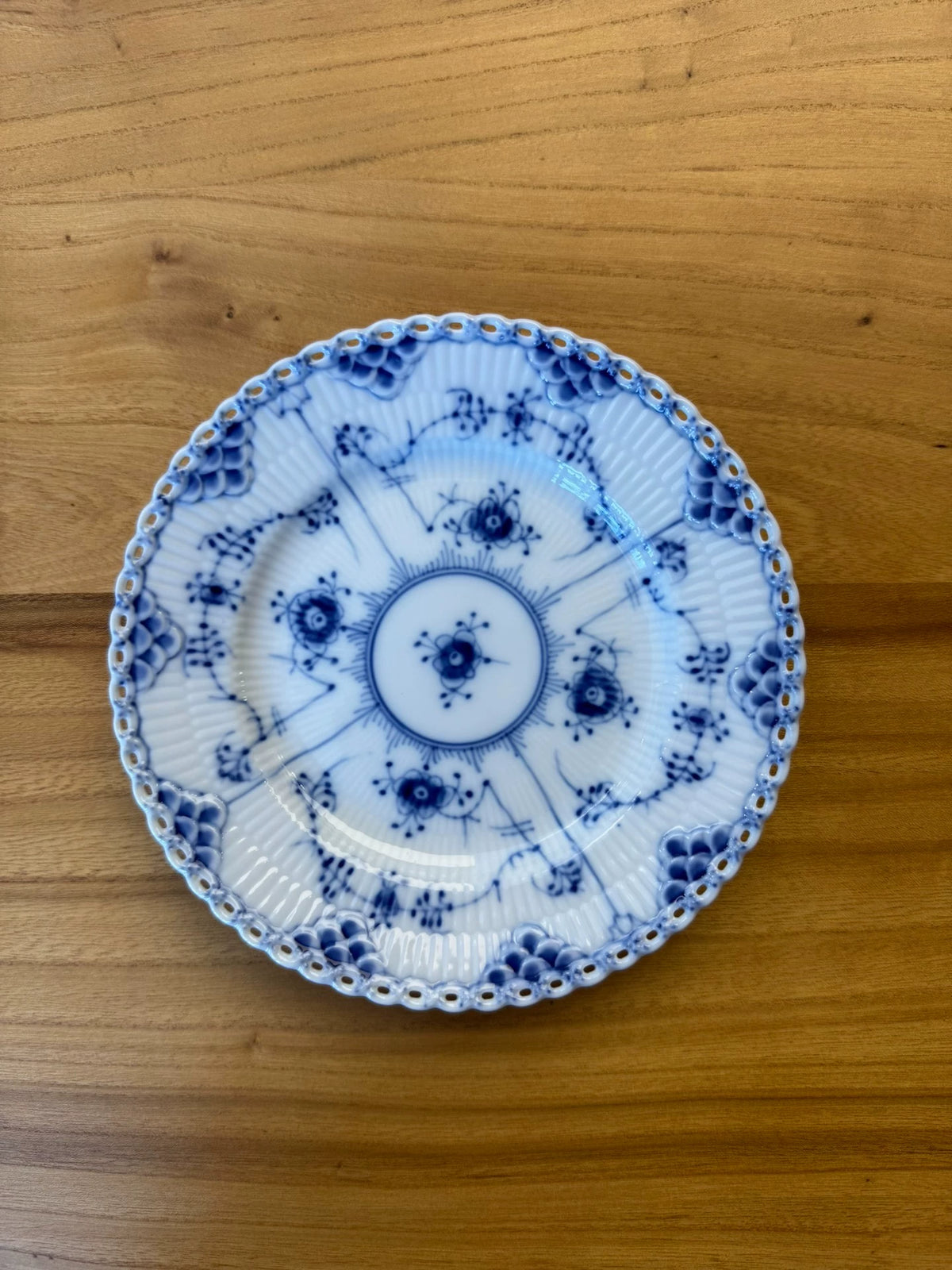 Assiette creuse ronde 22 cm en porcelaine blanche et bleue à décor floral bord ajouré