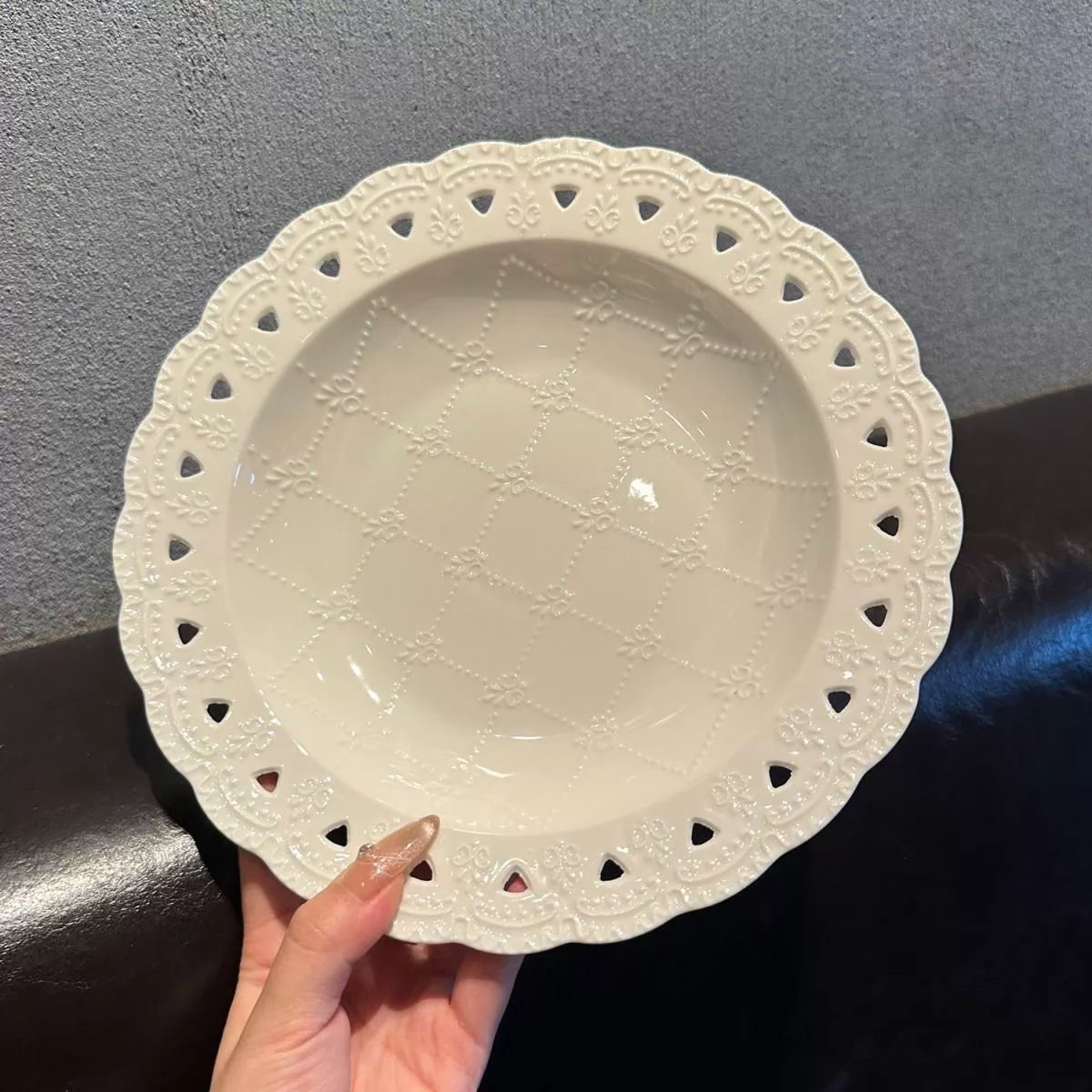 Assiette creuse 22 cm en céramique ivoire à motif ajouré décoratif