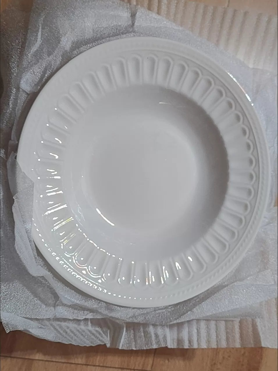 Assiette creuse ronde 20 cm en céramique blanche à bord décoratif pour repas