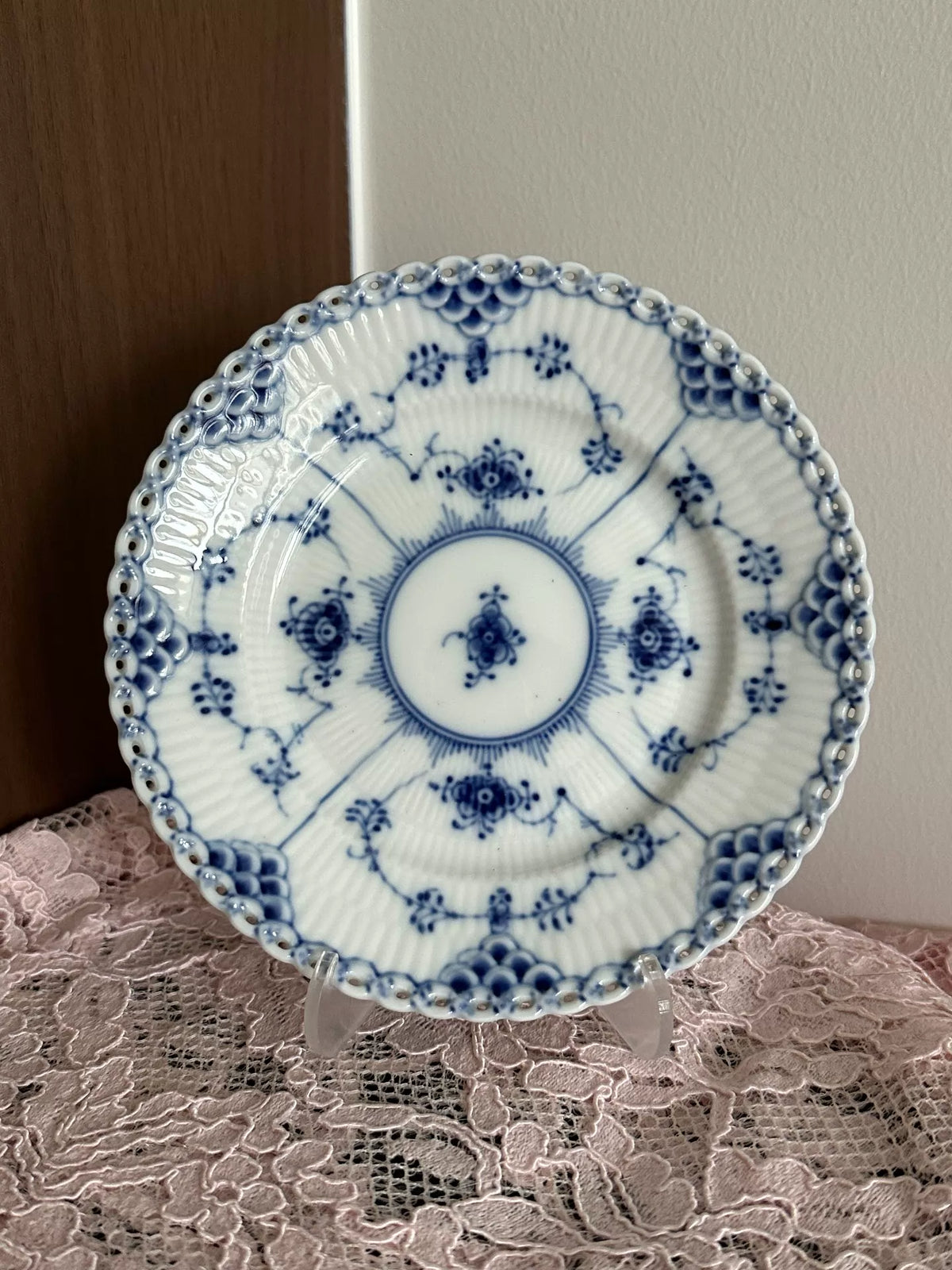 Assiette décorative ronde diamètre 22 cm en porcelaine blanc/bleu à motif floral