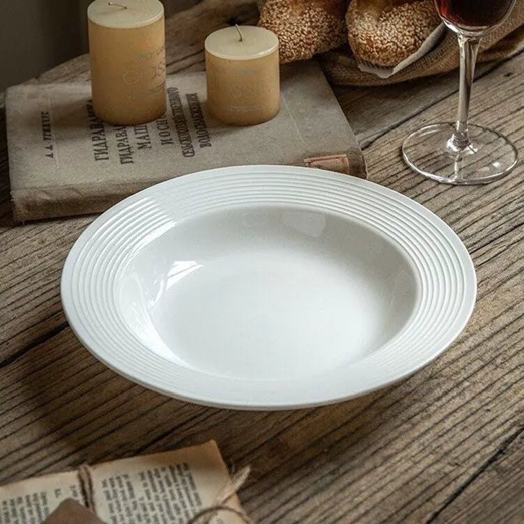 Assiette creuse 26 cm en céramique blanche striée pour repas