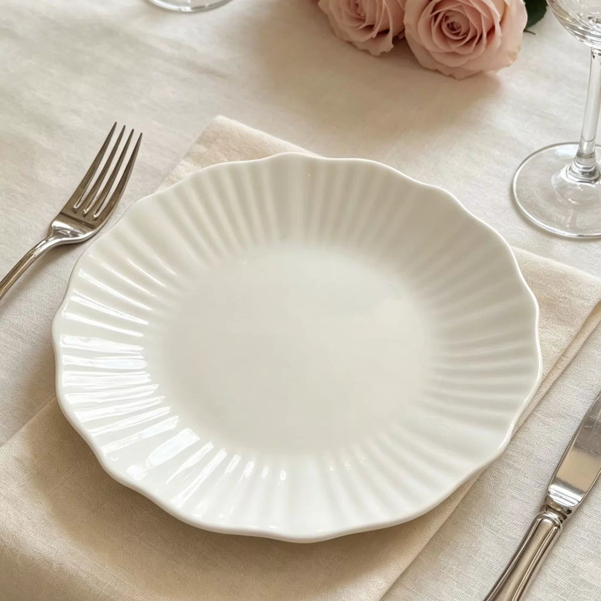 Assiette plate 26 cm en céramique blanche à bord ondulé