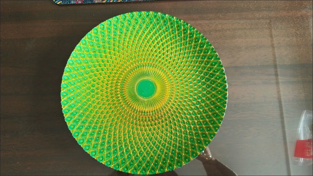 Assiette décorative diamètre 32 cm en verre vert doré à motif géométrique
