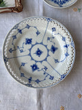 Assiette ronde 22 cm en porcelaine blanche et bleue pour service de table style floral ajouré