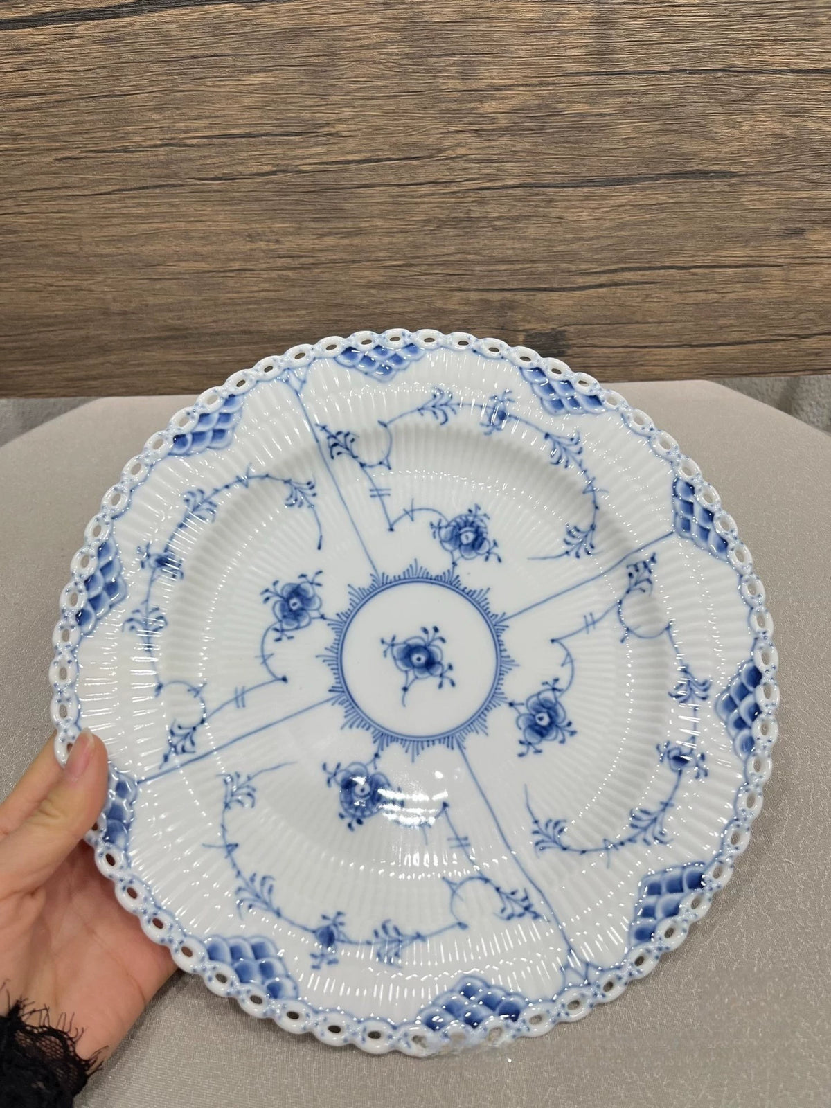 Assiette de service en porcelaine diamètre 30 cm blanc et bleu à motif floral bord ajouré