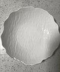 Assiette 25 cm en céramique blanche à bord ondulé pour service de table