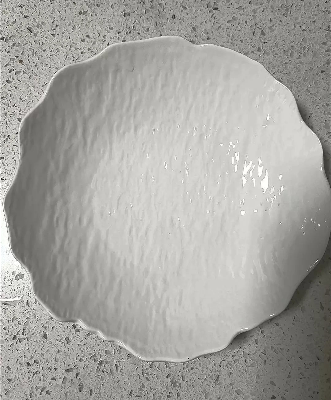 Assiette 25 cm en céramique blanche à bord ondulé pour service de table
