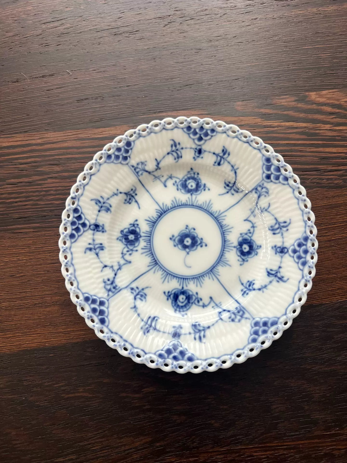 Assiette creuse en porcelaine 22 cm blanche et bleue à motif floral pour table