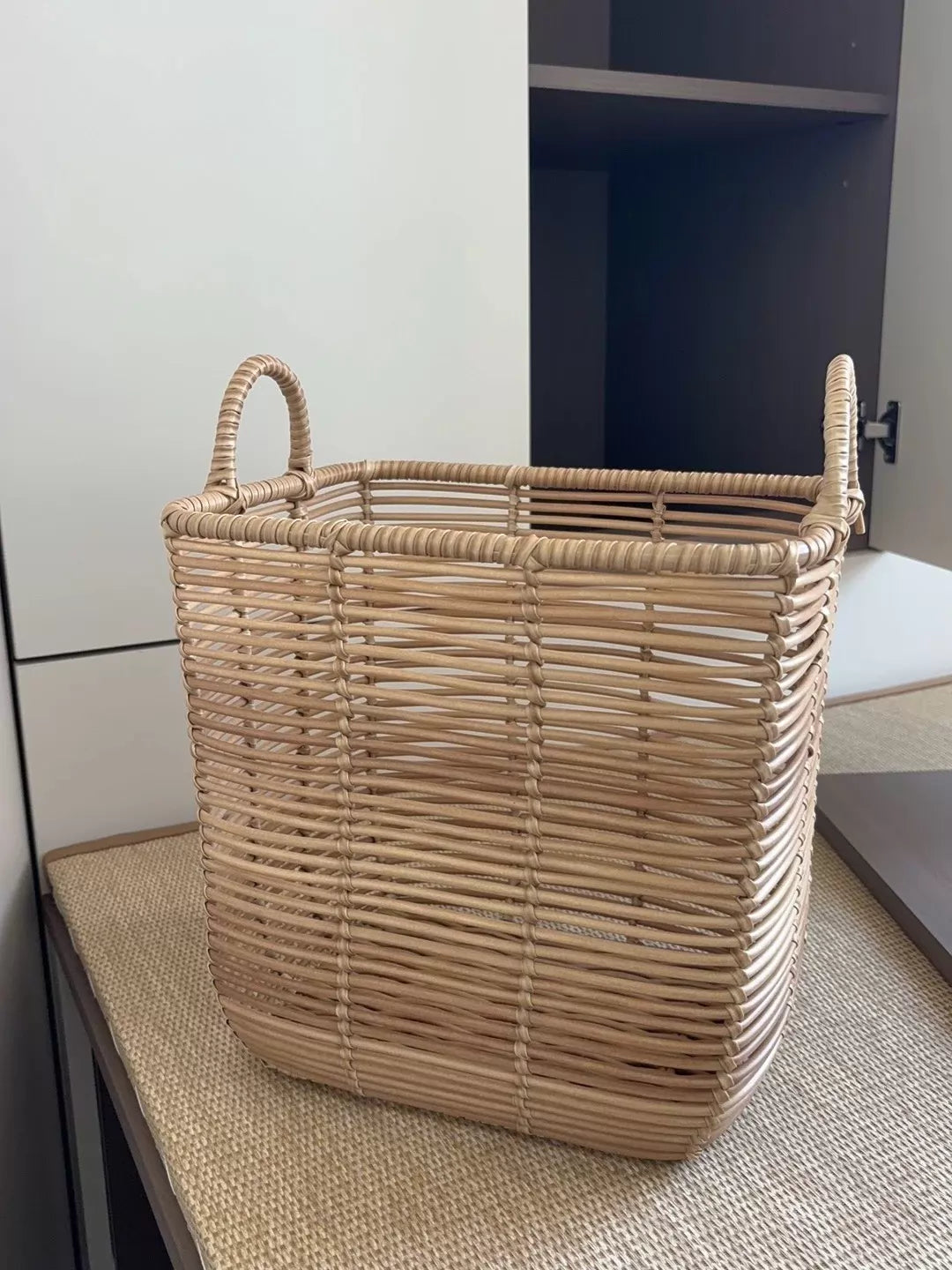 Panier de rangement 45 x 30 x 45 cm en rotin naturel à poignées tressées