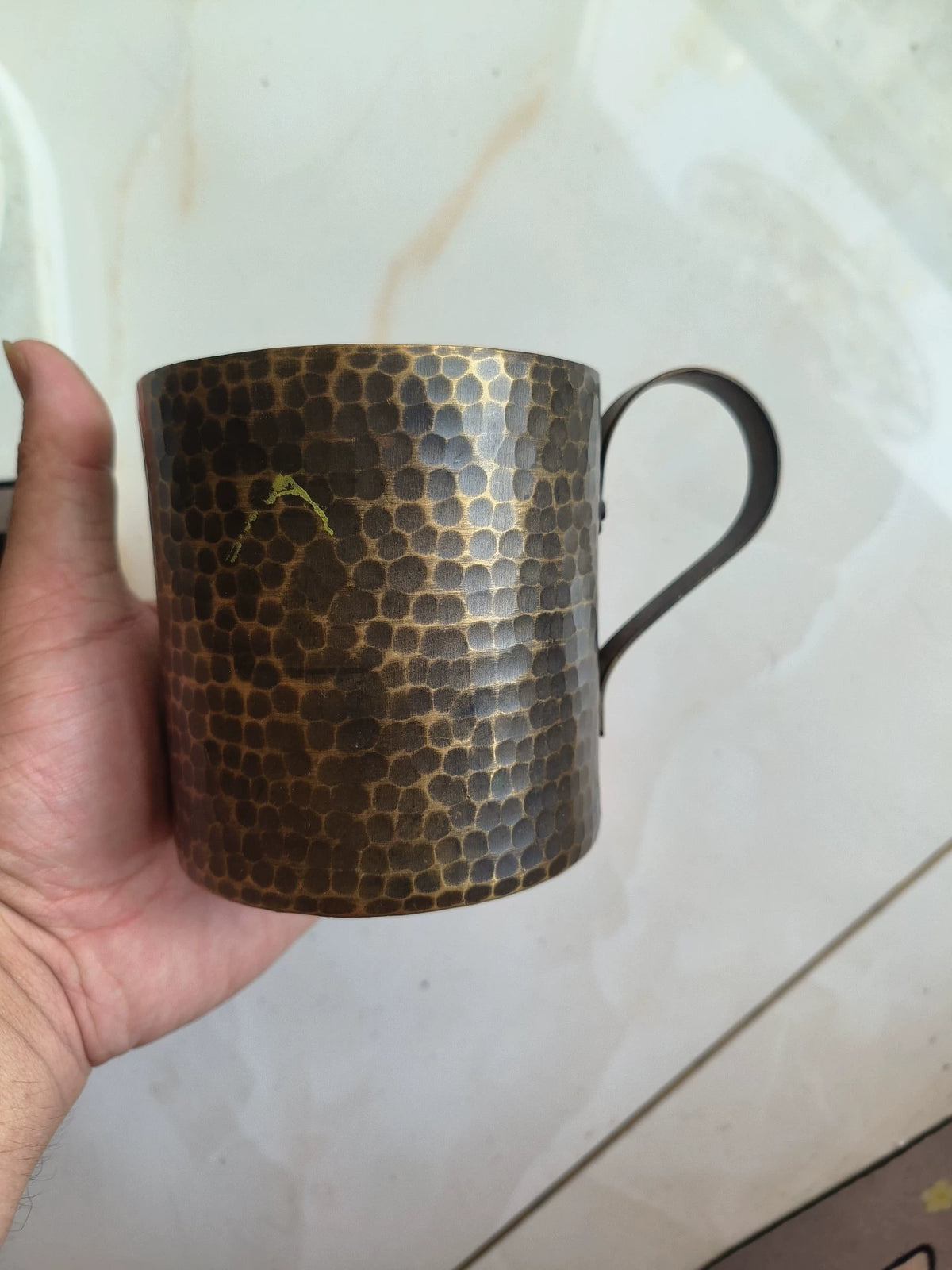 Tasse 350 ml en métal brun martelé pour boissons chaudes et froides