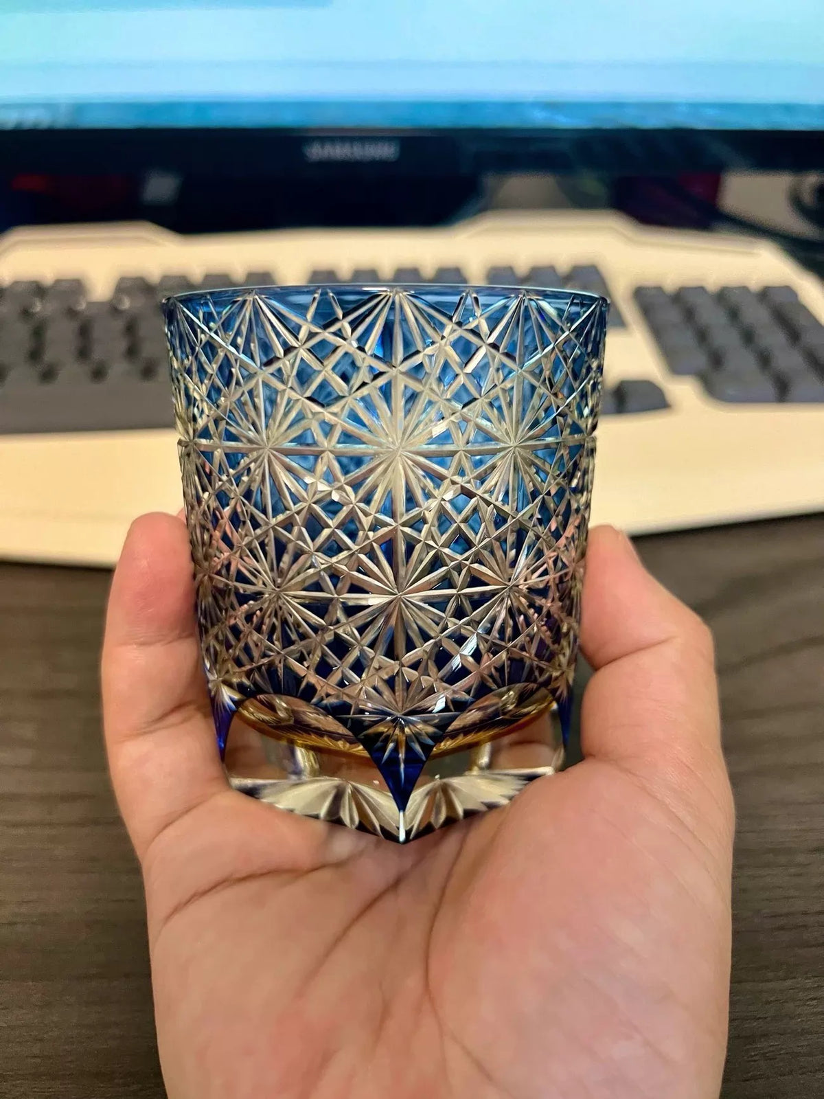 Verre à whisky 300 ml en verre bleu taillé - 8 x 10 cm