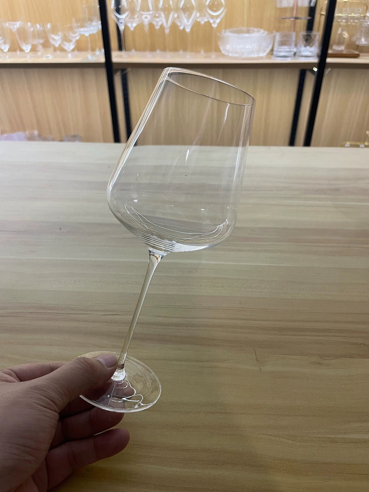 Verre à vin 450 ml 24 cm en verre transparent à calice incliné